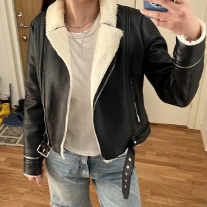 leather jacket -  söt skinnjacka och har päls på insidan så den är väldigt varm!!  har lite sminkfläckar på kragen kontakta om du är intresserad 🫶