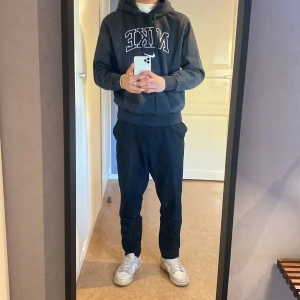 Nike hoodie Vintage - Köpt för lite mer än två år sen och har kvar kvitto, aldrig använd då den va för liten för mig, aldrig tvättad. Broderad text. Köpte den för 800, slutsåld överallt.