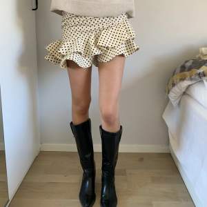 WOWOWOWOWOWIW va snygg kjol ja säljer!!! Den är extreeemt fin till nu på sommaren!! Den är helt ny och prislappen är kvar😍 kostade 500kr nypris ❤️😁