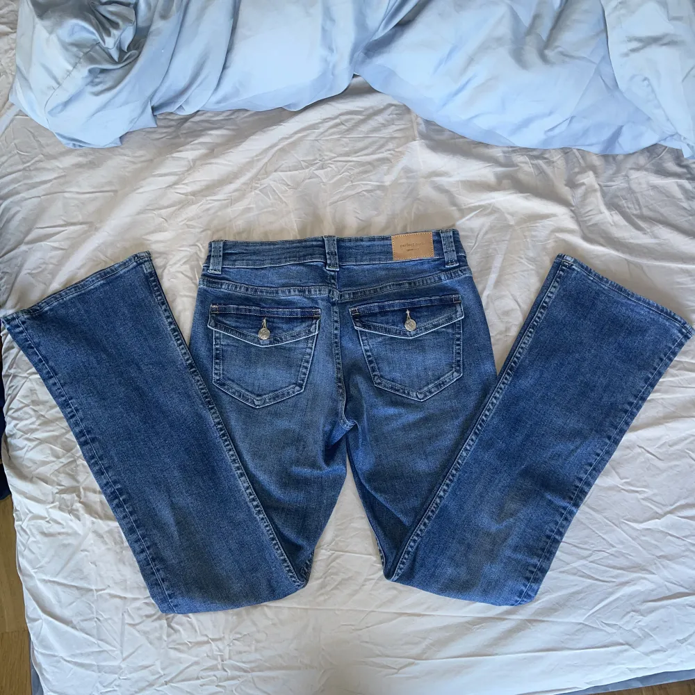 Såå fina lågmidjade bootcut jeans med fickor där bak från Gina tricot. Säljer då jag har liknande :( Nästan helt slutsålda på hemsidan. Priset är det lägsta jag kommer att gå❤️. Jeans & Byxor.