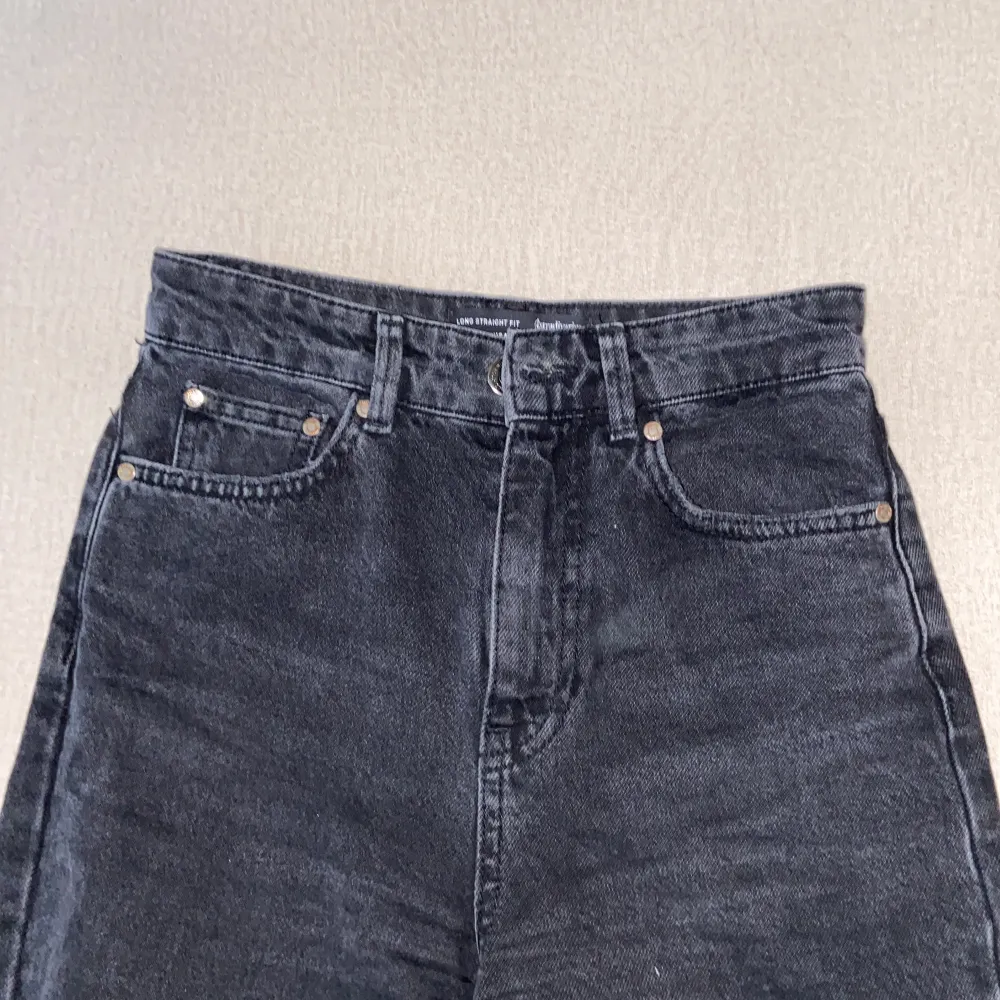 Superfina svarta jeans med urtvättad look, i bra skick! ☺️ Lite stretch.  För referens är jag 160cm lång och byxornas längd är bra på mig.. Jeans & Byxor.
