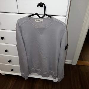 Stoneisland tröja i storlek medium. Använd med i okej skick nypris cirka 2900kr. Färgen är ljuslila/grå  Säljes för 700