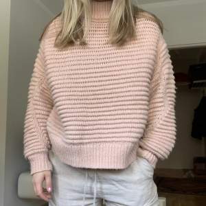 Super fin ljus rosa stickad tröja från H&M i strl S, men oversize modell. Perfekt till sena sommarkvällar❤️ Köpare står för frakt🌼