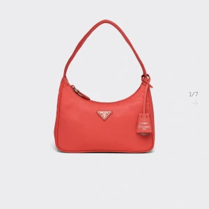 Prada väska - Prada re edition 2000. Fint skick. Fler bilder vid intresse. Nypris på Pradas hemsida är 10 700 kr. Man får men dustbag, låda osv. 