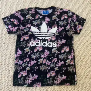 Adidas originals t-shirt.  Sparsamt använd.  100 % polyester 