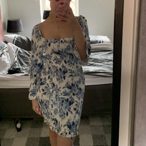 Blommig klänning  - Sommarklänning😁