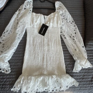 Vit studentklänning  - Väldigt vacker klänning från prettylittlething.com. Köpte till studenten dock var den för kort på mig och därav aldrig använd. Prislapp sitter kvar. Strl UK 12 vilket motsvarar 40 dock passar den en 38-42 då den är väldigt strechig. Köptes för 600kr 