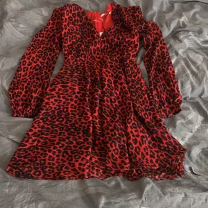 Klänning  - Aldrig använd storlek 34 prislapp kvar 