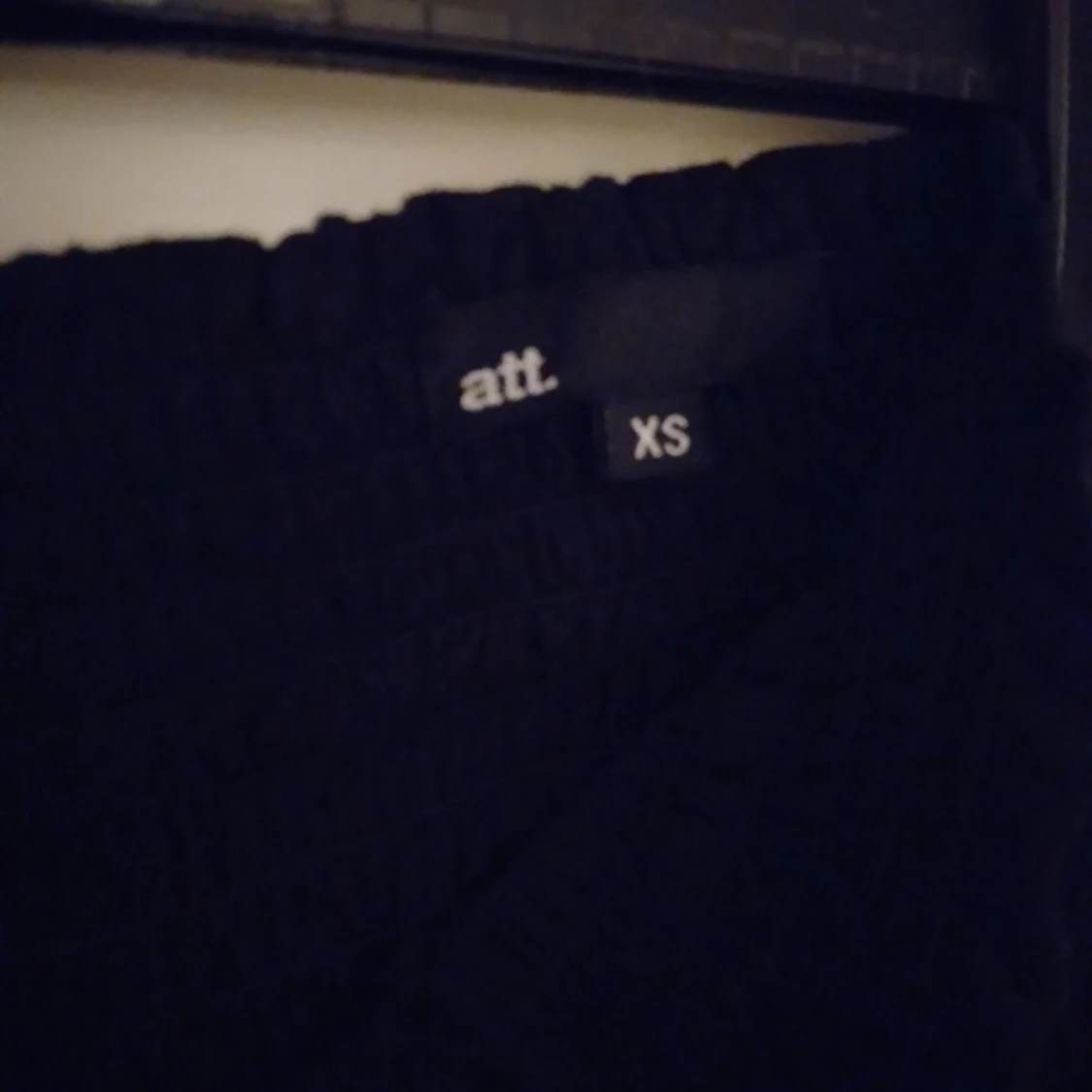 Svart kort kjol från Att/Åhléns. Bomull. Strlk: 34, XS. Helt NY & OANVÄND. - 2