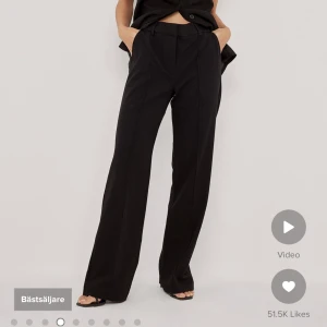 Kostymbyxor - Säljer mina fina svarta kostymbyxor, då dom inte används och tyvärr är lite stora! Dom har även slits bak vid foten (skriv för bild)! Superfina och passar alla tillfällen! OBS vet inte om det är exakt dom på första bilden men det är iprincip samma!☺️💘