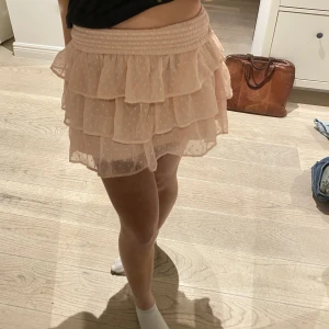 Kjol  - Supersöt kjol i super bra skick❤️‍🔥❤️‍🔥strl 140 men jag har xs/ s i vanliga kläder så skulle säga att den passar personer som brukar ha xs och kanske s. 