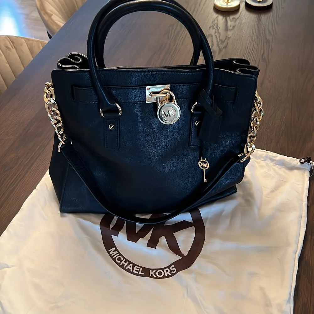 Michael Kors väska använd endast 3 gånger, äkta!  Påse tillkommer och alla delar på väskan samt nyckel till låset.  Skick 9,5/10  Bred=36cm  Höjd=32cm  Perfekt till Jobb, daglig användning!  Pris kan diskuteras . Väskor.