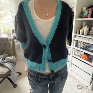 Kortärmad kofta - Säljer denna super najs och coola stickade kofta!! Aldrig använd och lapp kvar