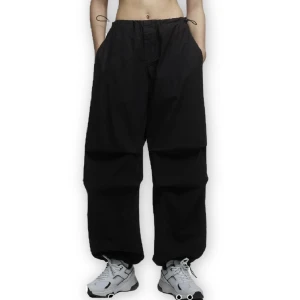 Fallskärms byxor  - Fallskärms byxor från PULL&BEAR, första bilden e lånad från hemsidan, använd ett par gånger, tycker dem är lite för korta för mig (174) dem ser ganska gråa ut på bilden men dem e svarta. Skulle säga att dem passar S/M