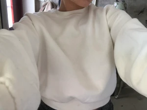 Tjocktröja - Säljer min via college tröja då den inte används! Den är aldrig använt och i nyskick! Superskönt material och funkar perfekt att ha på kvällarna under sommaren! 