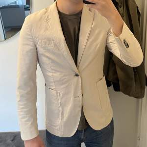 Kavaj från Oscar Jacobsson i beige. Originalpris 1699 kr. Superbra skick