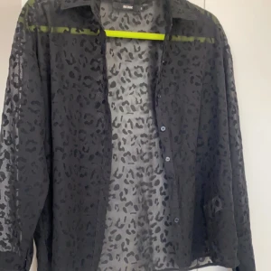 Skjorta  - Supersnygg skjorta inte så mkt använd från bikbok( finns ej i butik längre) 