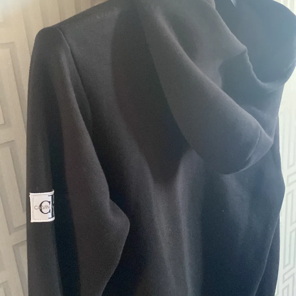 En Calvin Klein hoodie i ny skick. Har storlek S/M.  Inte så användbar för mig längre då det inte är min stil. . Tröjor & Koftor.