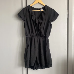 Playsuit - Svart playsuit dvs topp och shorts som sitter ihop. Stl 40