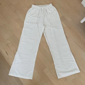 Linnebyxor storlek s!! - Hej! Jag säljer dessa linnebyxor från lightinthebox i strl S, då jag tyvärr är en aning för lång för dessa (är 166cm). Annars är de väldigt fina och har endast provat dem! De är alltså i nyskick och jag säljer dem för 150 kr inklusive frakt💕kan även mötas