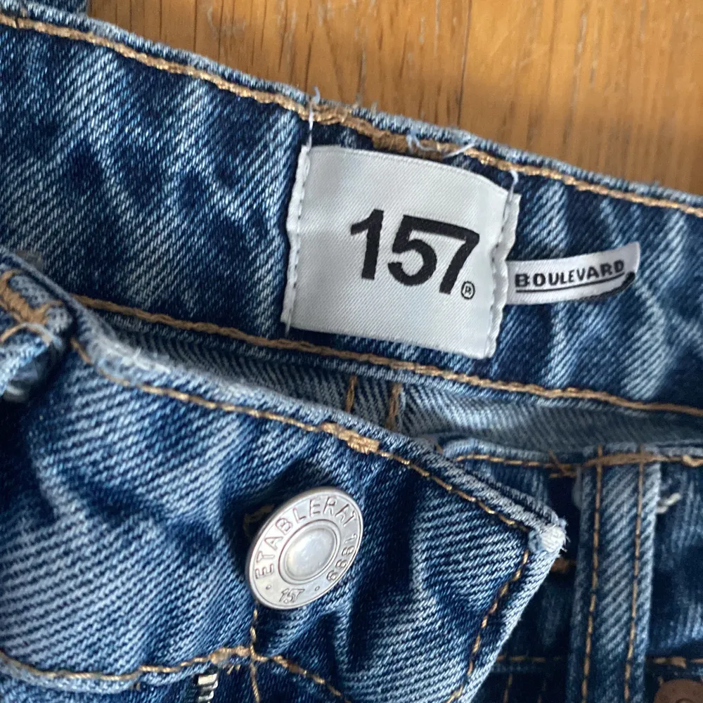Blåa Boulevard jeans från Jeans från lager 157. Hög midja. Tajta till låren sedan är de utsvängda. Använt fint skick. Jeans & Byxor.