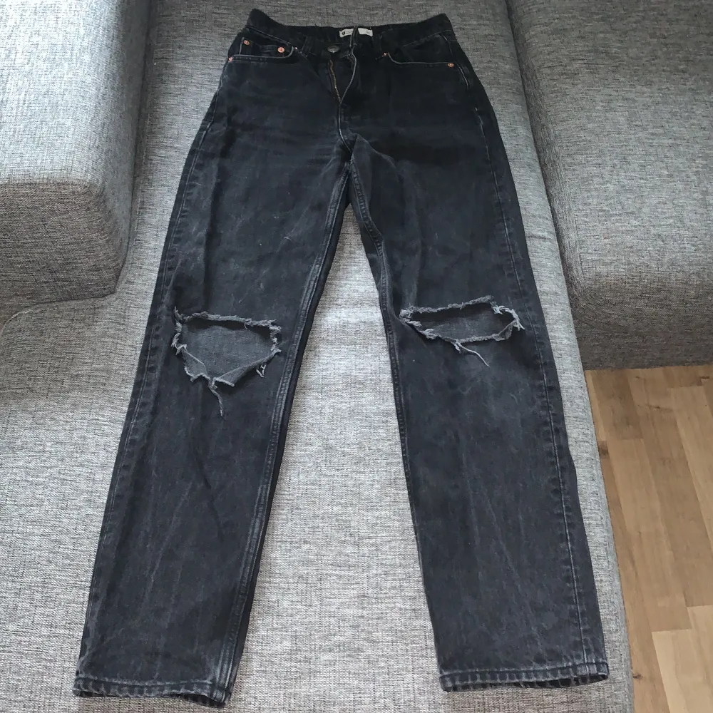 Svarta stentvättade jeans med hål på knäna. Använda ett fåtal gånger. Normal midja med raka ben. Jeans & Byxor.