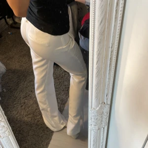 Vita kostymbyxor vera bikbok - Har aldrig använt dessa kostymbyxor utom att testat dom, säljer dom då jag inte tyckte att jag passade i vita byxor. Fina bra skick och kan tvättas innan dom fraktas!😊köpta för 400 priset kan diskuteras 