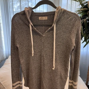 Hollister tröja  - Grå luvtröja från hollister. Storlek XS men känns som S. 200kr köparen står för frakten!💗
