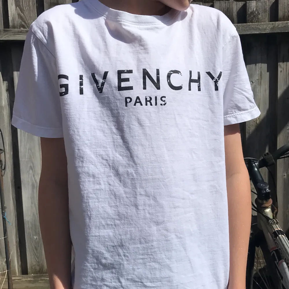 Givenchy t-shirt, strl S, i fint skick. T-shirts.