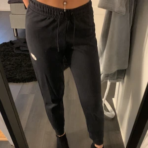 Nike byxor  - Säljer dessa mjukisbyxor från Nike då dem blivit för små för mig! Det är storlek xs men skulle kunna vara xxs