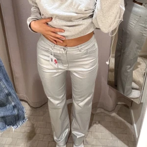 Silvriga byxor - Supersnygga silverbyxor från Carin Wester! Endast använda 1 gång och är i fint skick! Storlek 38💕 jag är 177 cm lång🫶🏽  Köparen står för frakt
