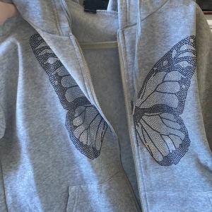 hoodie  - säljer denna populära fjärilströjan från shein, den är nästan aldrig använd och är i mycket bra skick!