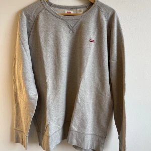 Levis hoodie - Jättemysig grå Levis sweatshirt i bra skick! Sitter lite oversized på mig som är 178 cm!  Fler frågor? Skriv till mig 💕