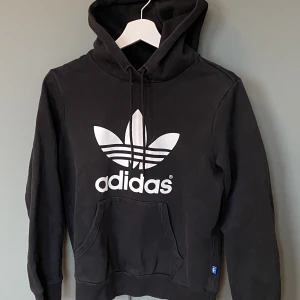Adidashoodie - Skön Adidashoodie i storlek M men passar mig som har XS/S. 