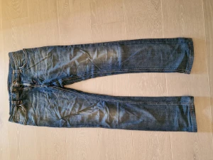 Nudie jeans - Mycket snygga Nudie jeans i storlek 33×32