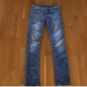 True religion  - Säljer dessa true religion jeans med glitter på fickorna pga att de är för små💞 hör av er vid minsta lilla intresse 😊 eller frågor eller om ni vill ha mer bilder pris kan diskuteras 💞