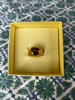 Sophie by Sophie ring - Superhäftig statementring från Sophie by Sophie i guldplätterat silver, storlek 17. Finns inte längre att köpa!  Bara att höra av er vid frågor :)