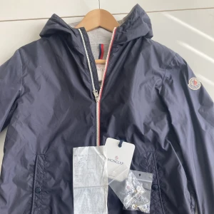 Moncler jacka ”New Urville” - Säljer nu min moncler jacka i perfekt skick. Jackan är köpt på NK och allt og ingår. Skriv om ni har frågor eller vill ha fler bilder!