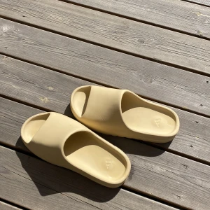 Yeezy slide dessert sand  - Säljer mina yeezy slide desert sand i väldigt bra skick och i storlek US10 därför att jag ej använder de längre. Skriv om det finns frågor