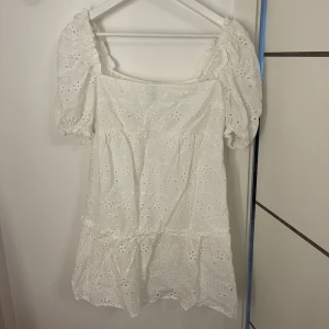 Klänning  - Såå fin sommarklänning som passar perfekt till studenten💗storlek S! 
