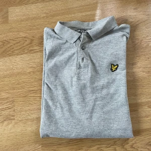 Piké (polo) och hoodie  - Två klassiska pikétröjor (en mörkblå, en grå) från Lyle & Scott - storlek 14-15 år.  En tunnare hoodie från Hummel - storlek.   164.  I mycket gott skick, pikéer använda 3-5 gånger, hoodien lite mer. Sonen har enbart använt pikéerna som finplagg. 