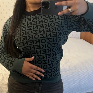 Kenzo sweatshirt - Säljer denna äkta kenzo tröjan. Köpt på Nk herrtrender. Använd fåtal gånger och i nyskick!  St L men liten i st, (skulle säga att den är mer en man M) nypris 3000kr Pris kan diskuteras vid snabb affär💌