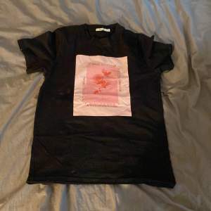 En fin oversized t-shirt. Den har ett fint rosa tryck där fram. Nypris 199kr