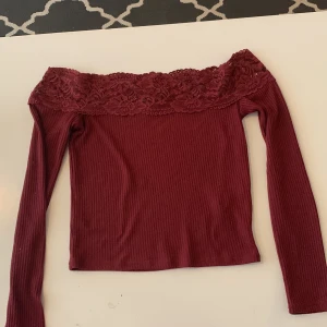 Vinröd topp  - En vinröd topp med spets högst upp, perfekt inför sommaren 