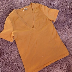 V-ringad topp från zara🧡 - Snygg topp från zara som köptes förra sommaren! Använd en gång och testad en gång, så fint skick! Köparen står för frakten, men kan också mötas upp i Göteborg 💓