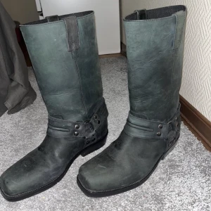 Skin boots - Nya skin boots i storlek 41, men mer som storlek 40. Super snygga nu till hösten men kommer tyvärr inte till användning eftersom det är i fel storlek.  De är endast provade.  Går att lägga i sula om du har storlek 39/40 så passar de nog utan problem.  Äkt