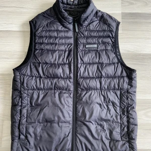 Jack and Jones väst - Det är en Jack and Jones väst. Köpt för 1 år sedan och har använt den få antal gånger, och där med väldigt bra skick. Ny pris runt 350. Den är small men skulle nog passa på M också. 