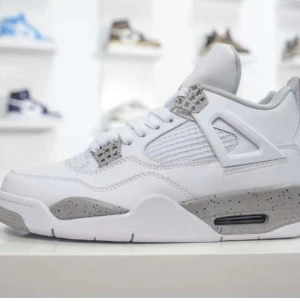 Jordan 4 oreo - Helt oanvända. Kan mötas Stockholm eller fraktas med Plick. OM ANNONSEN ÄR KVAR E VARAN KVAR