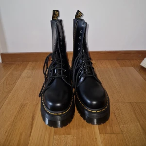 Dr. Martens - Dr. Martens - Jadon Hi Black Poolish  Helt oanvända!  Super fina platå kängor med snörning men även med dragkedja. 