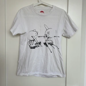 Weekday T-shirt Print - Vit Weekday Tshirt med tryck i storlek Small. Knappt använd och i gott skick